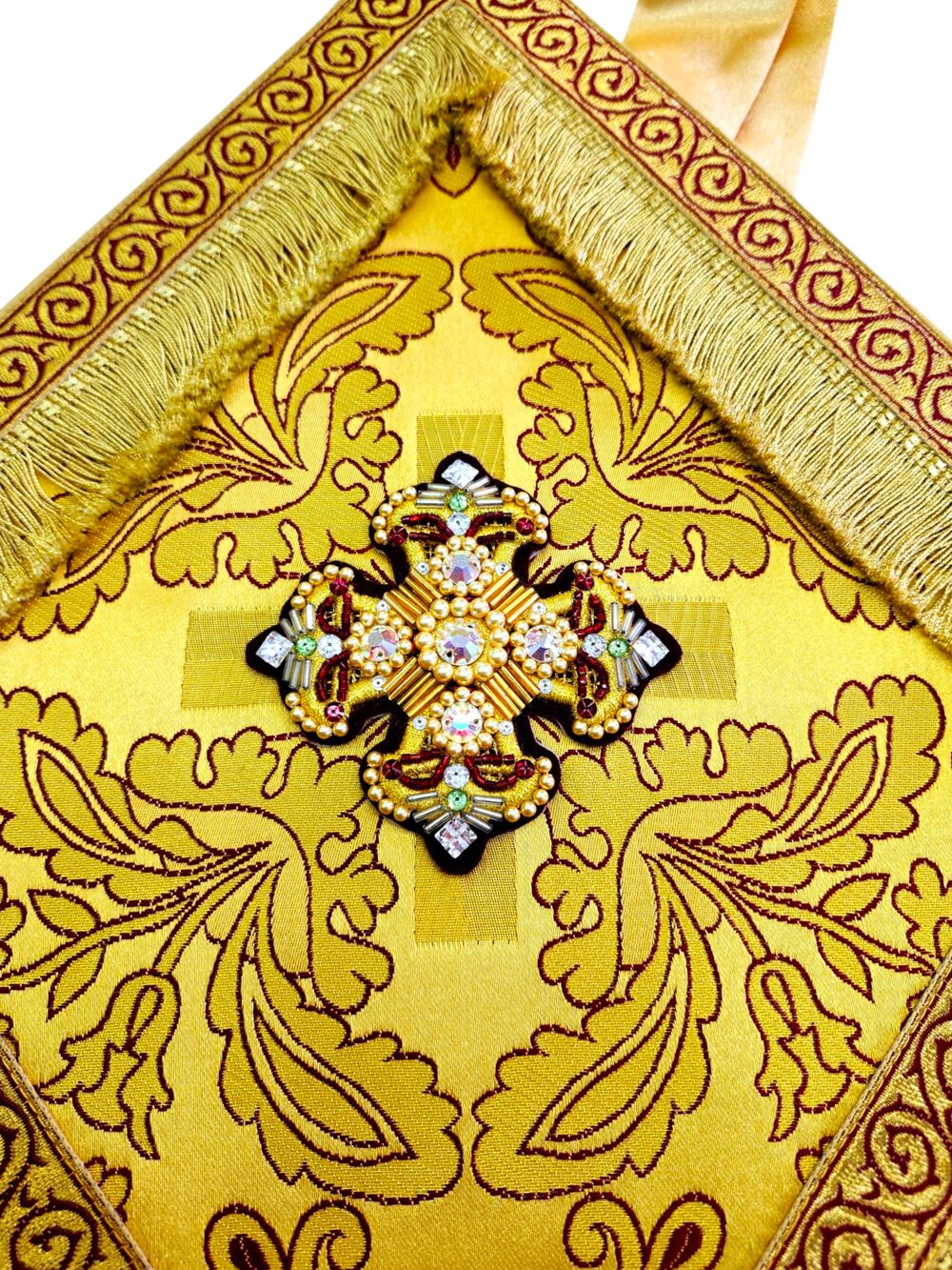Готовое облачение иерея расшитое камнями Swarovski, размер 52–54, рост 176–182 см