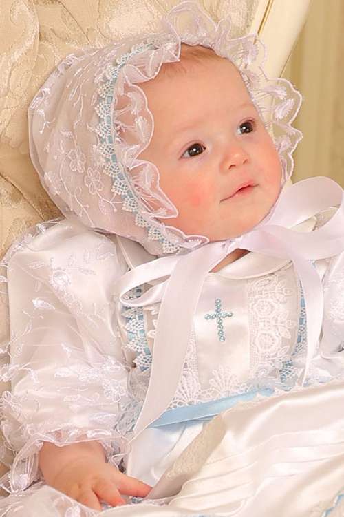 Bonnet (Joy and tenderness) from a lace fabric