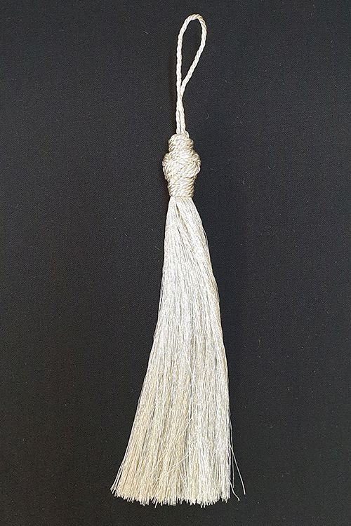 Extended tassel silver