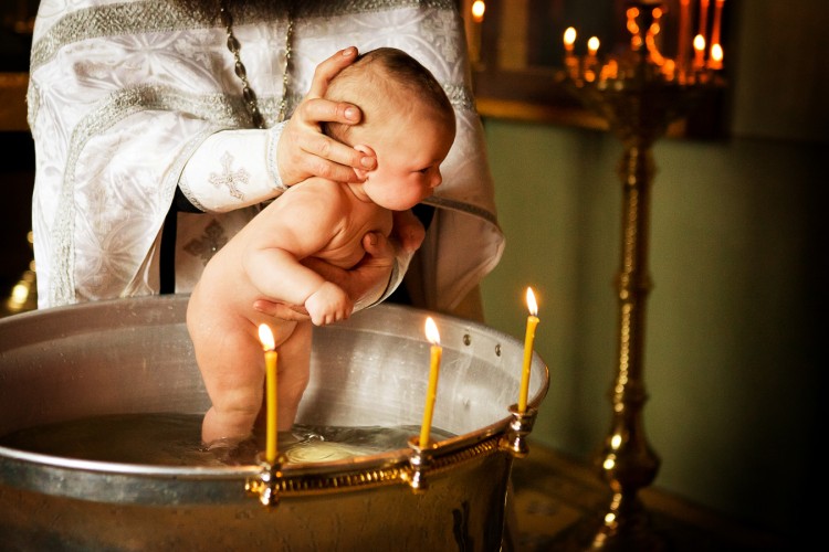 Когда можно крестить младенца
