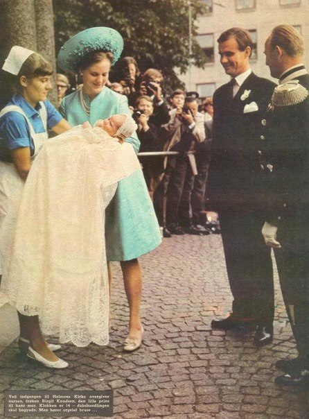 Архивное фото королевской семьи Дании - крещение принца Фредерика в фамильном крестильном наряде молочно-белого цвета