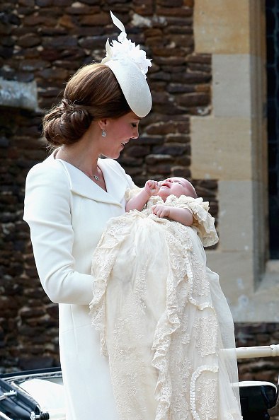 Крещение принцессы Шарлотты в изящном винтажном наряде цвета айвори